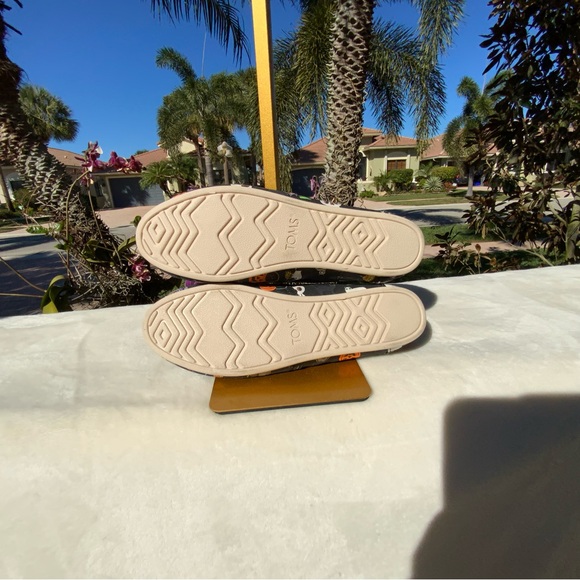 TOMS Halloween Black Slip On Shoes Size 8 Women Pumpkin Cat Broom - Picture 12 of 12